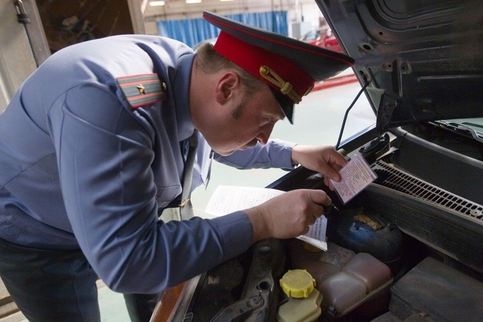 Сотрудник ГИБДД проверяет номера двигателя и шасси
