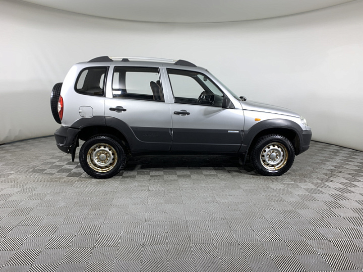 CHEVROLET Niva 1.7, 2011 года, Механика, Серебристый металлик