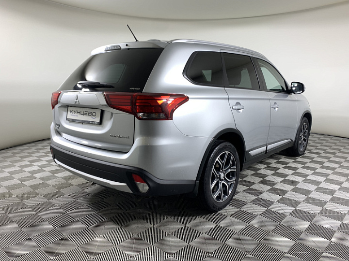 Mitsubishi Outlander 2.4, 2015 года, Вариатор, Серебристый