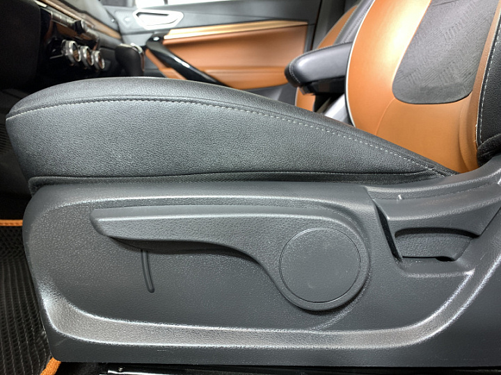 Lada Vesta 1.6, 2023 года, Механика, ОРАНЖЕВЫЙ