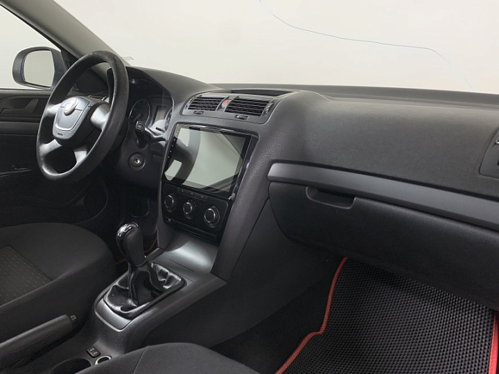 SKODA Octavia 1.6, 2010 года, Механика, Серебристый