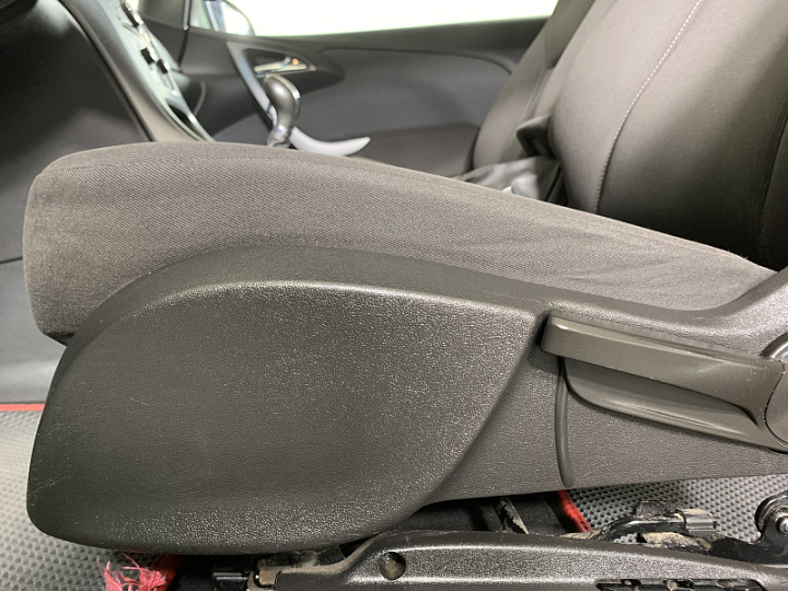 Opel Astra 1.8, 2012 года, Механика, Белый