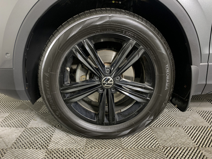 Volkswagen Tiguan 1.4, 2022 года, Робот, Серый