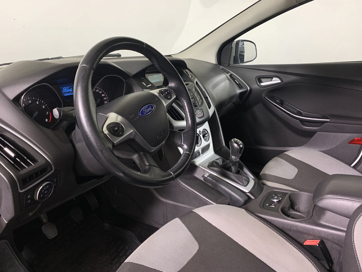 Ford Focus 1.6, 2014 года, Механика, Серебристый
