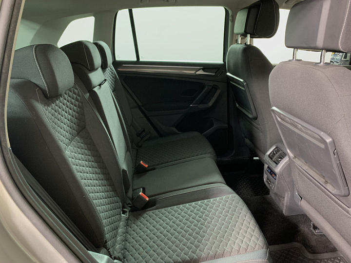 VOLKSWAGEN Tiguan 1.4, 2018 года, Робот, Серебристый