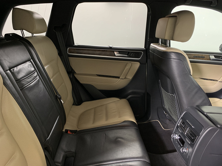 VOLKSWAGEN Touareg 4.1, 2011 года, Автоматическая, Серебристо-желтый