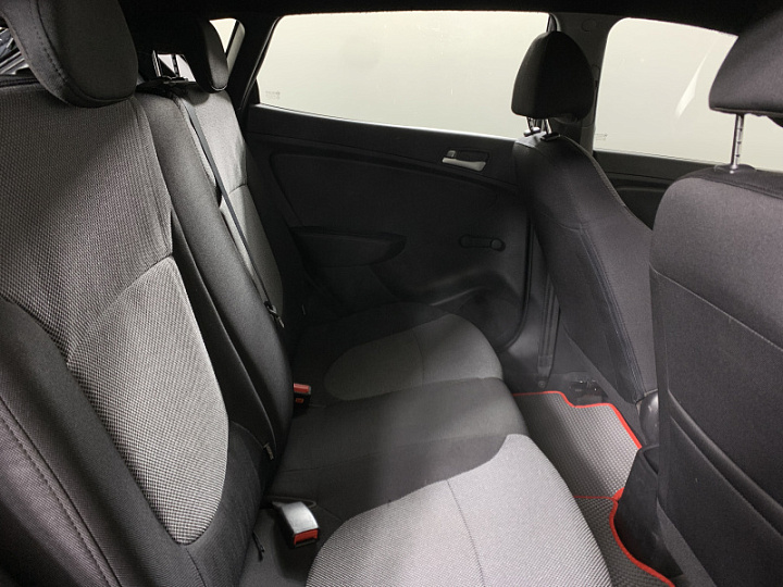 Hyundai Solaris 1.6, 2012 года, Механика, Черный