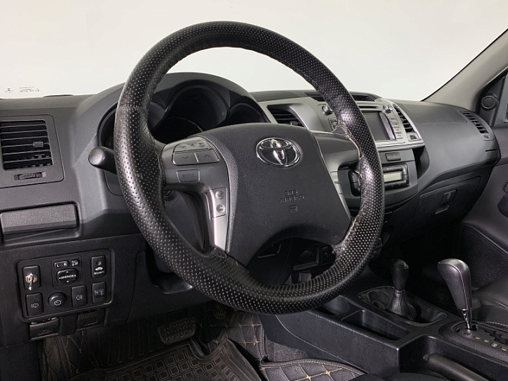 TOYOTA Hilux 3, 2015 года, Автоматическая, Серебристый