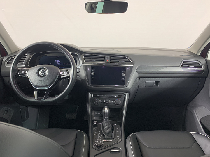 VOLKSWAGEN Tiguan 2, 2018 года, Робот, Вишневый
