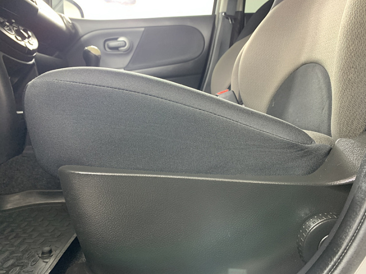 NISSAN Note 1.4, 2011 года, Механика, Серебристый