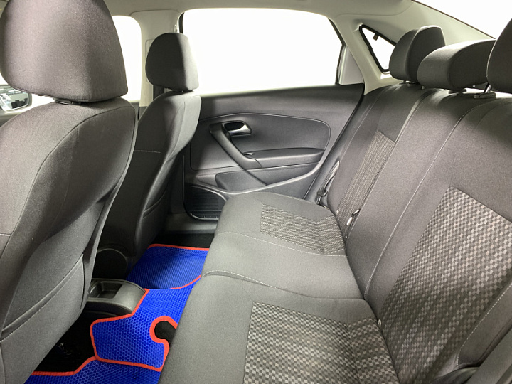 Volkswagen Polo 1.6, 2015 года, Механика, Серебристый