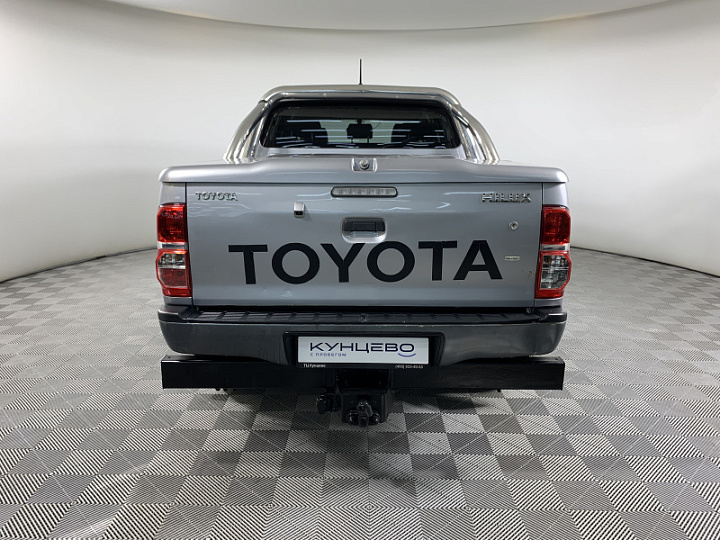 TOYOTA Hilux 3, 2015 года, Автоматическая, Серебристый