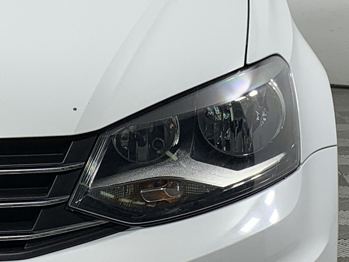 VOLKSWAGEN Polo 1.6, 2015 года, Автоматическая, Белый (темно-серый)