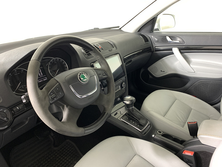 SKODA Octavia 1.8, 2011 года, Робот, БЕЛЫЙ
