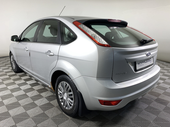Ford Focus 1.6, 2010 года, Автоматическая, Серебристый