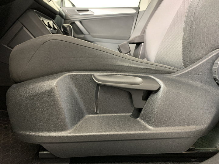 VOLKSWAGEN Tiguan 1.4, 2017 года, Робот, Серебристый
