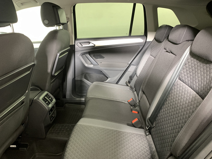 Volkswagen Tiguan 1.4, 2020 года, Робот, Черный