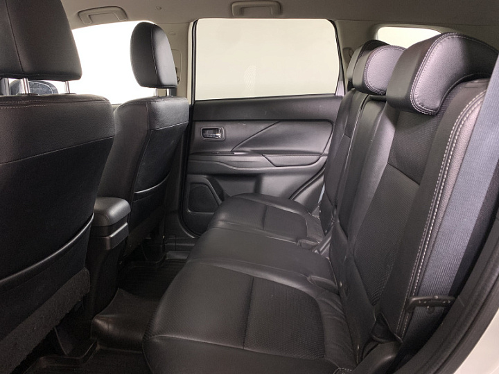 Mitsubishi Outlander 2.4, 2015 года, Вариатор, Серебристый