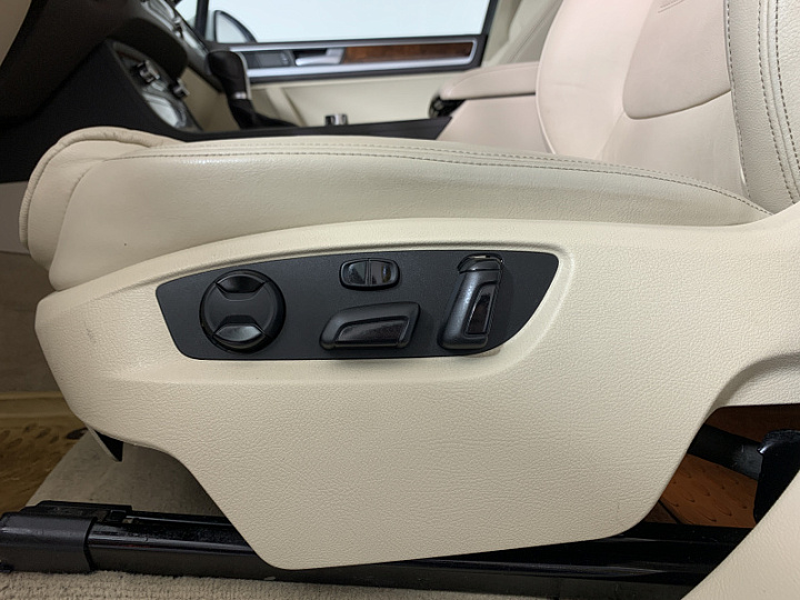 VOLKSWAGEN Touareg 3.6, 2012 года, Автоматическая, БЕЛЫЙ