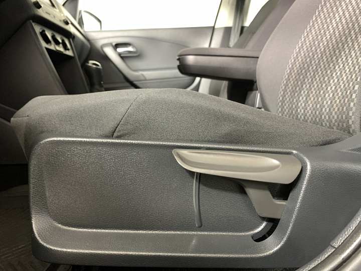 VOLKSWAGEN Polo 1.6, 2018 года, Механика, ЯРКО-СИНИЙ