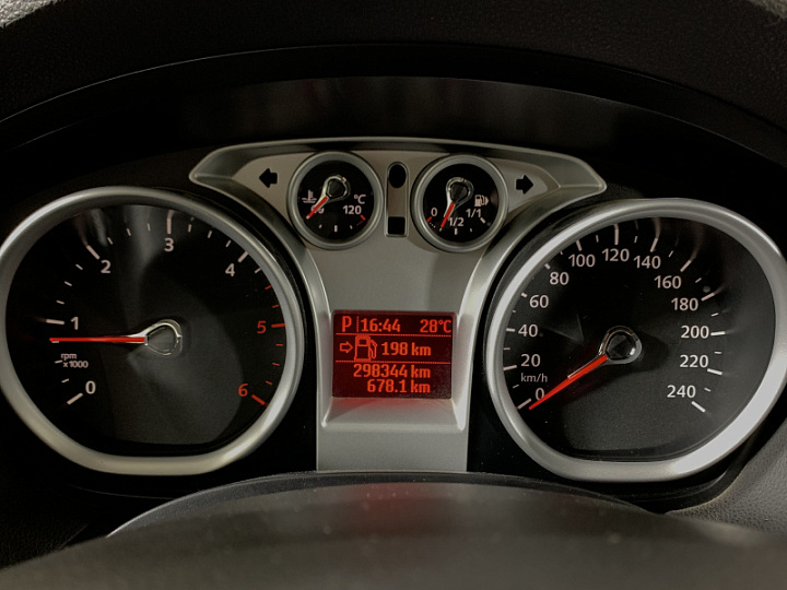 Ford Kuga 2, 2012 года, Робот, Серебристый
