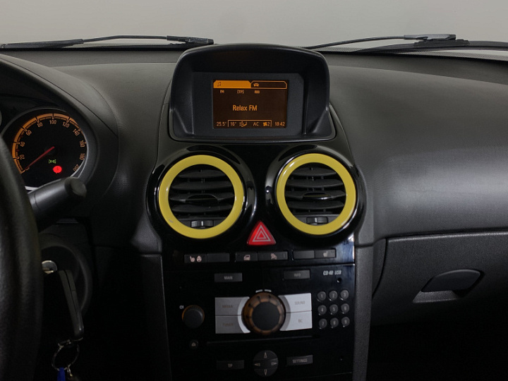 Opel Corsa 1.4, 2013 года, Автоматическая, желтый