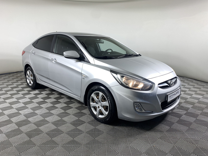 Hyundai Solaris 1.6, 2013 года, Механика, Серебристый