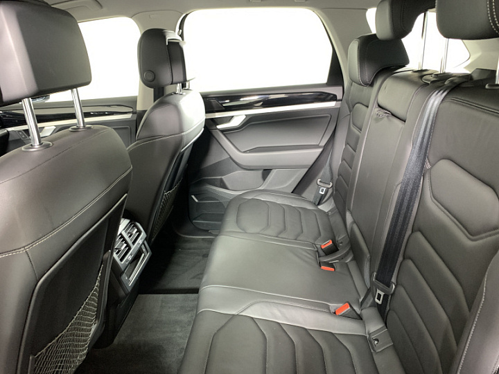 VOLKSWAGEN Touareg 3, 2018 года, Автоматическая, Серебристый