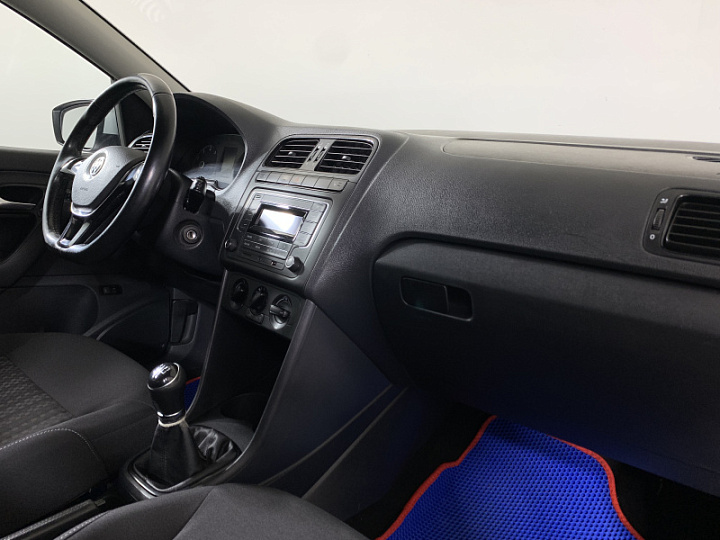 Volkswagen Polo 1.6, 2015 года, Механика, Серебристый