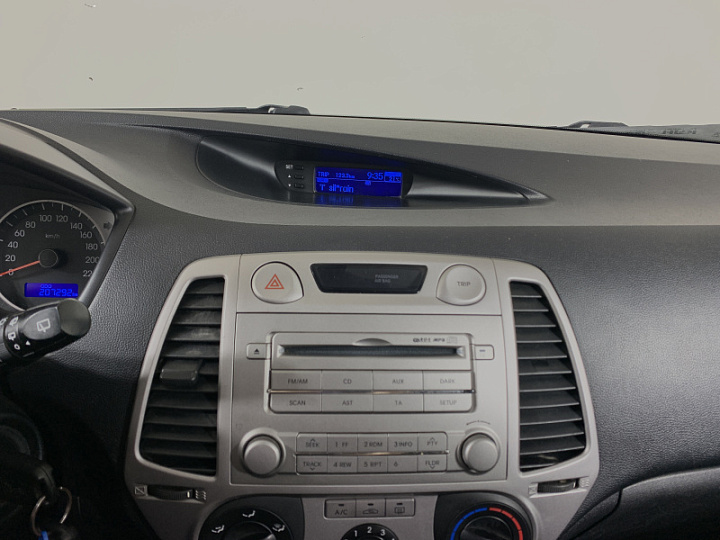HYUNDAI i20 1.4, 2010 года, Механика, Вишневый