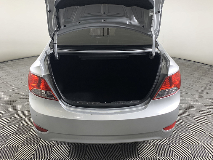 Hyundai Solaris 1.6, 2013 года, Механика, Серебристый