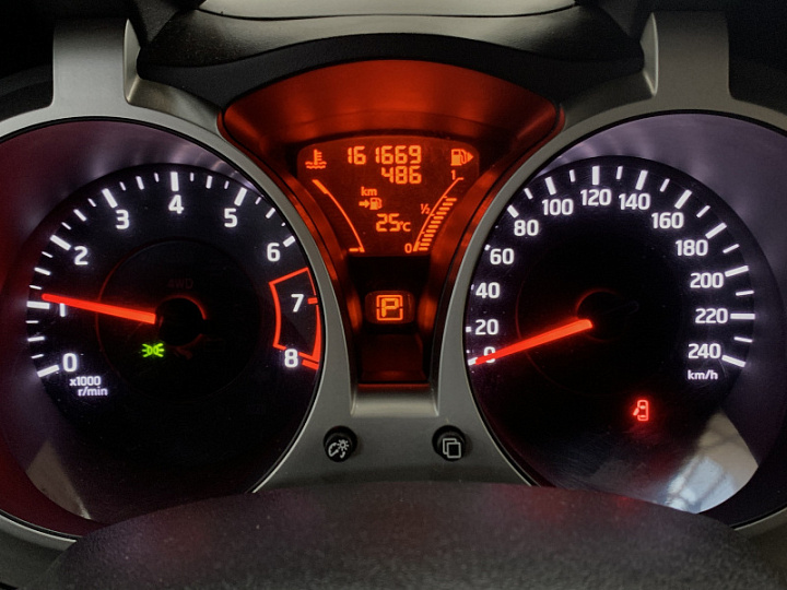 Nissan Juke 1.6, 2012 года, Вариатор, Не определен
