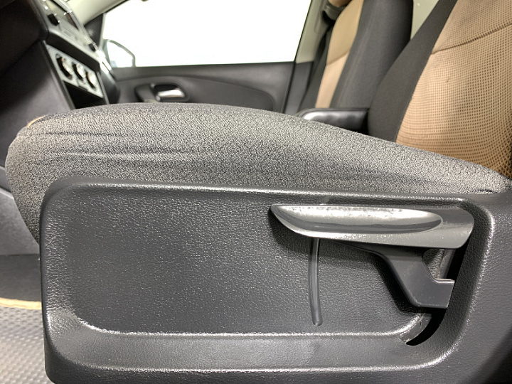 VOLKSWAGEN Polo 1.6, 2011 года, Механика, Серебристый