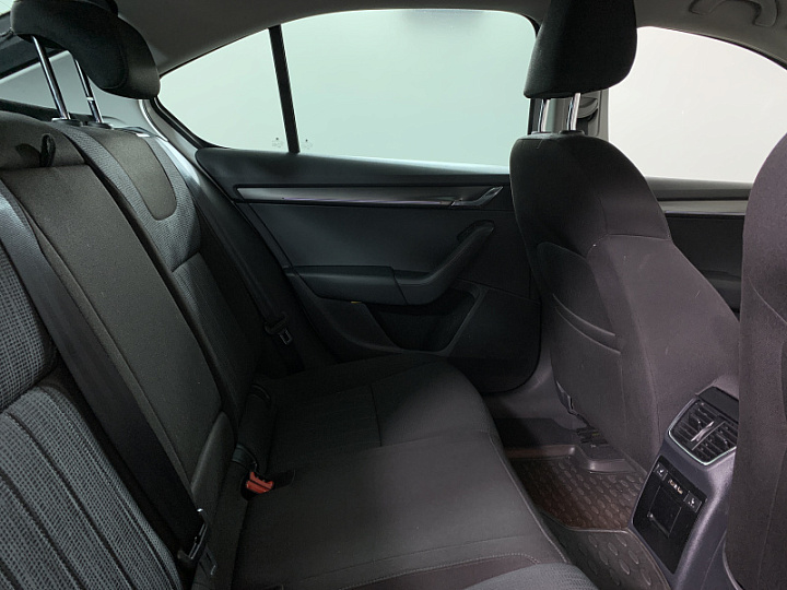 SKODA Octavia 1.8, 2018 года, Механика, БЕЛЫЙ