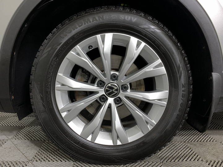 Volkswagen Tiguan 1.4, 2021 года, Робот, Серый