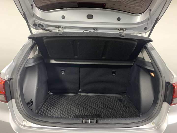 KIA Rio X-Line 1.6, 2018 года, Механика, Серебристый
