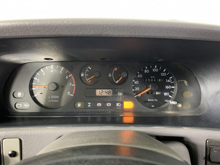 NISSAN Terrano 2.4, 1995 года, Механика, ЗЕЛЕНЫЙ