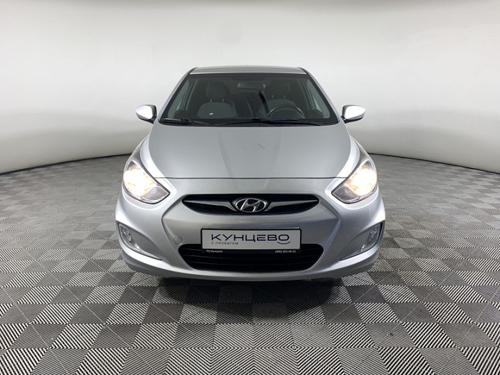 Hyundai Solaris 1.6, 2013 года, Механика, Серебристый