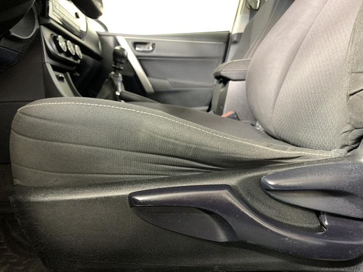 TOYOTA Corolla 1.5, 2013 года, Механика, Серебристый