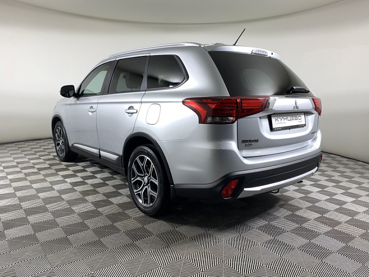 Mitsubishi Outlander 2.4, 2015 года, Вариатор, Серебристый