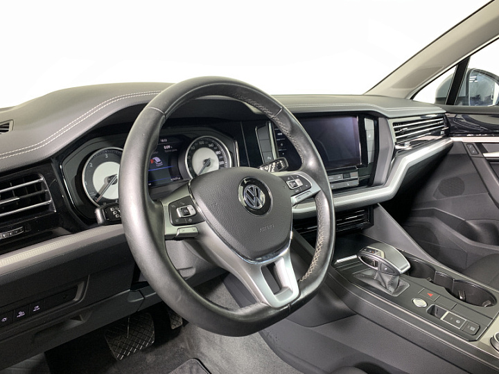 VOLKSWAGEN Touareg 3, 2018 года, Автоматическая, Серебристый