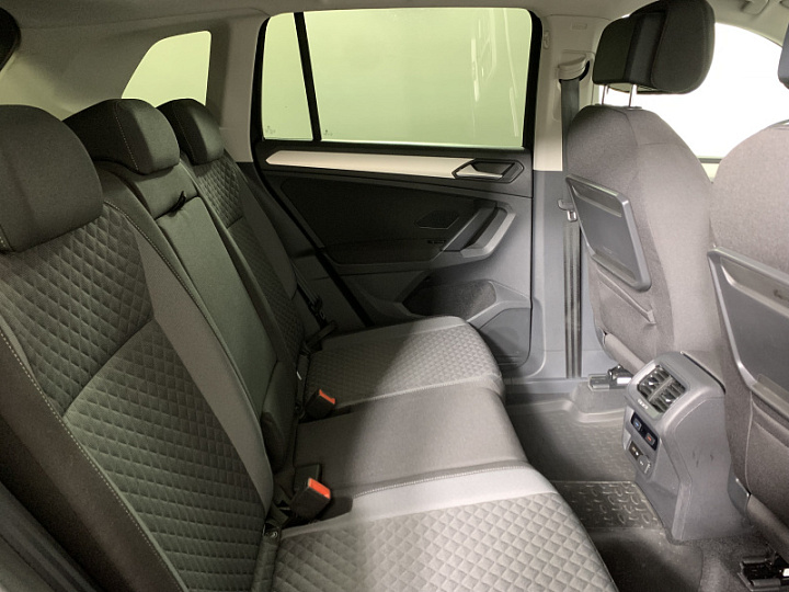 Volkswagen Tiguan 1.4, 2020 года, Робот, Черный