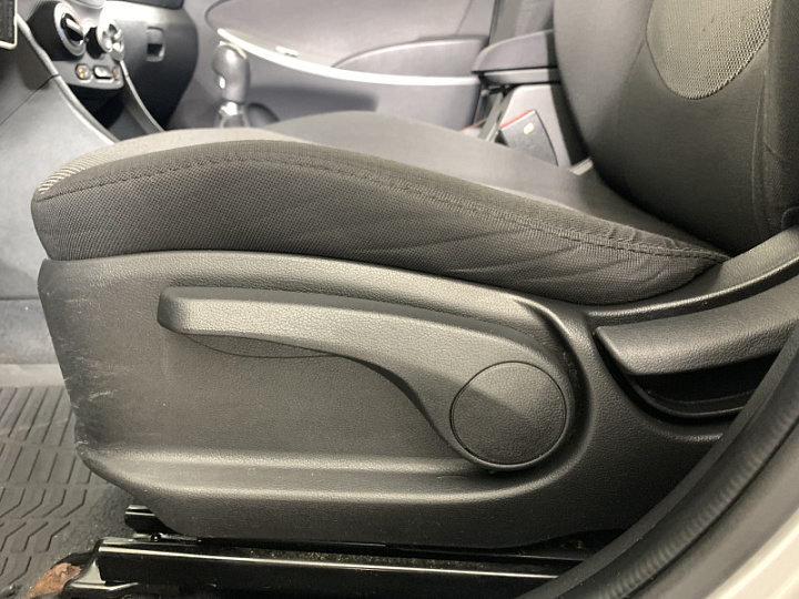 Hyundai Solaris 1.6, 2013 года, Механика, Серебристый