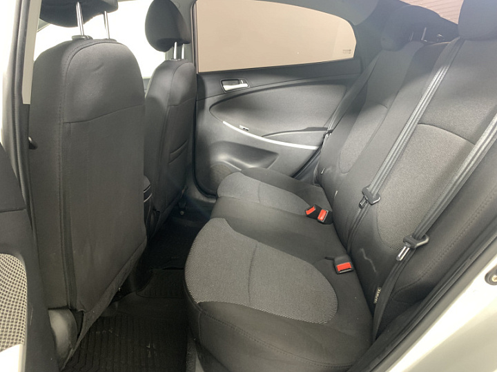 Hyundai Solaris 1.6, 2013 года, Механика, Серебристый