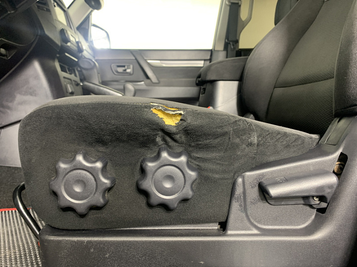 MITSUBISHI Pajero 3, 2011 года, Автоматическая, Серебристый