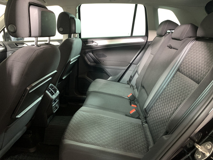 Volkswagen Tiguan 1.4, 2018 года, Робот, ЧЕРНЫЙ
