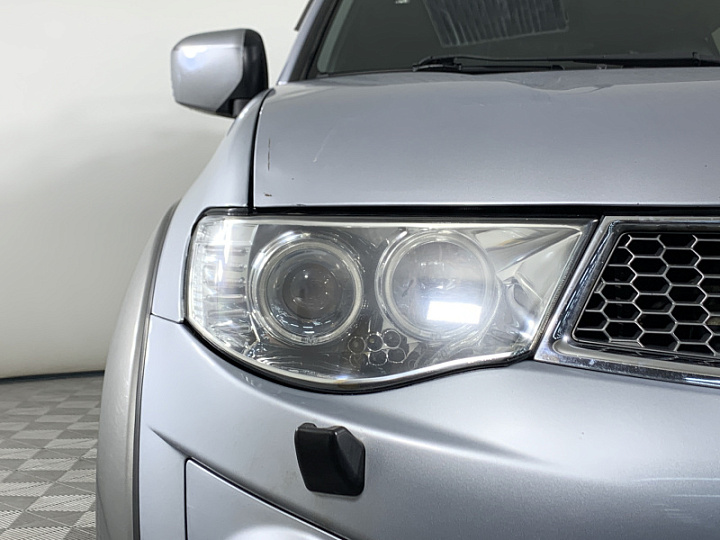 MITSUBISHI L200 2.5, 2013 года, Автоматическая, Серебристый