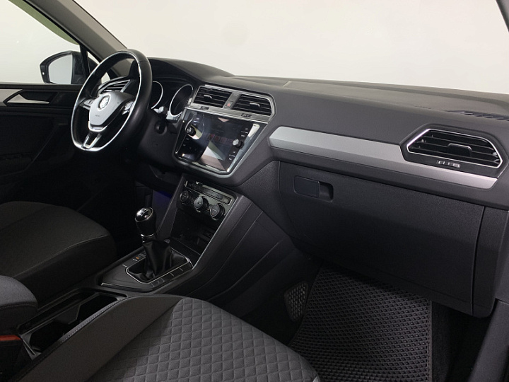 Volkswagen Tiguan 1.4, 2020 года, Механика, Черный