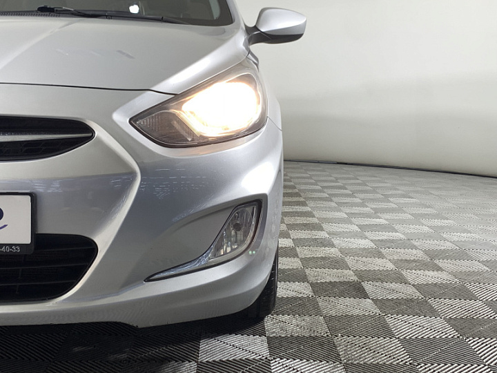 Hyundai Solaris 1.6, 2013 года, Механика, Серебристый