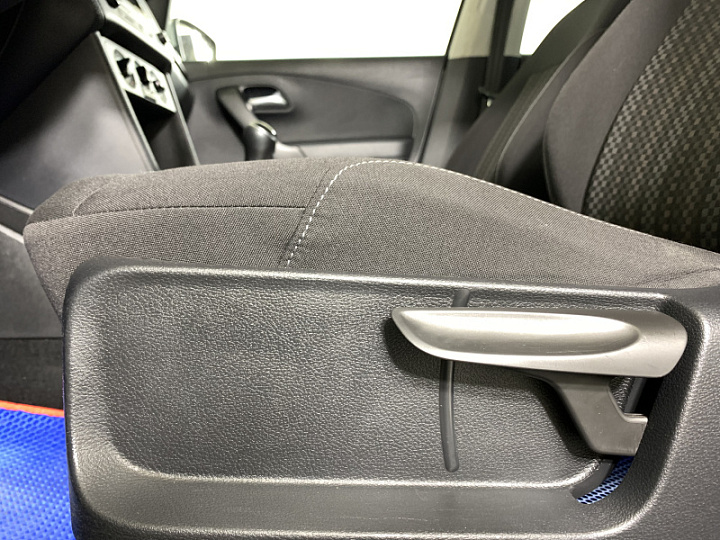 Volkswagen Polo 1.6, 2015 года, Механика, Серебристый